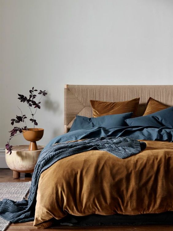 Dormitor cuvertura pat catifea - foto Pinterest