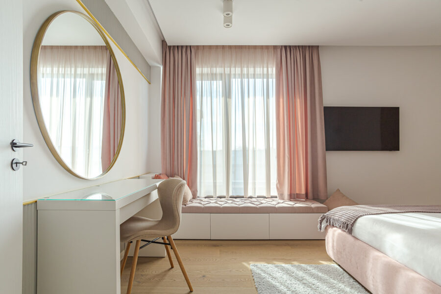 Amenajare casa Alexandria - Cristina Micu Interior Design - perdele albe si draperii roz pe comanda Zen Interior - foto Vlad Creteanu (1)