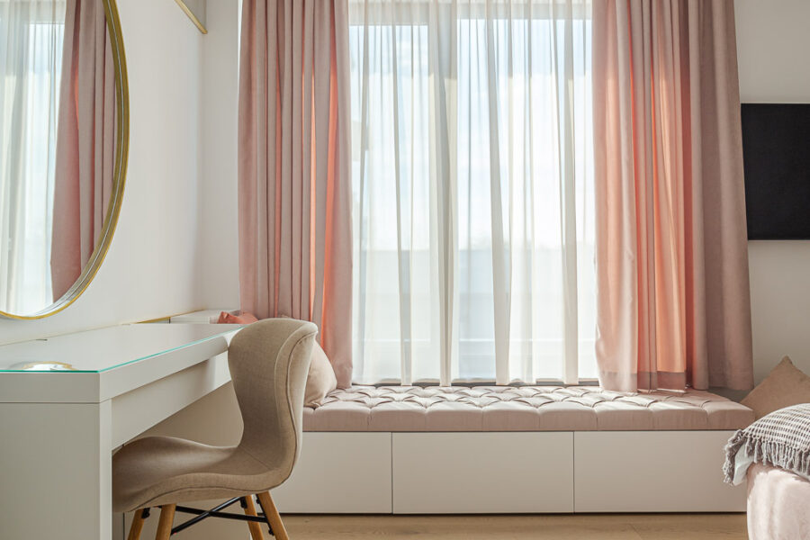 Amenajare casa Alexandria - Cristina Micu Interior Design - perdele albe si draperii roz pe comanda Zen Interior - foto Vlad Creteanu (2)